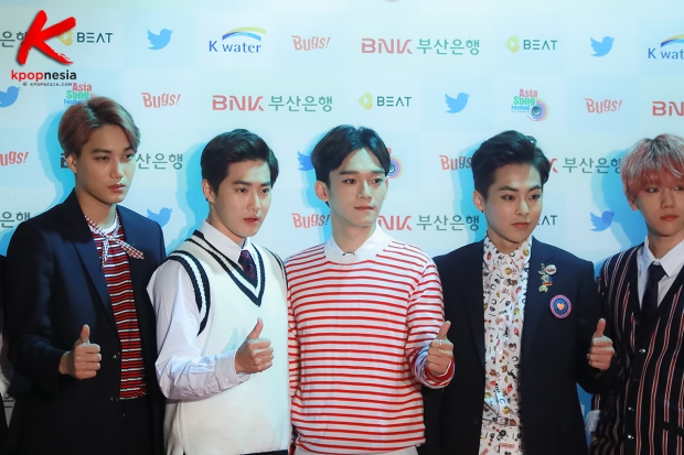 EXO poses at the photo wall of ‘2015 Asia Song Festival’